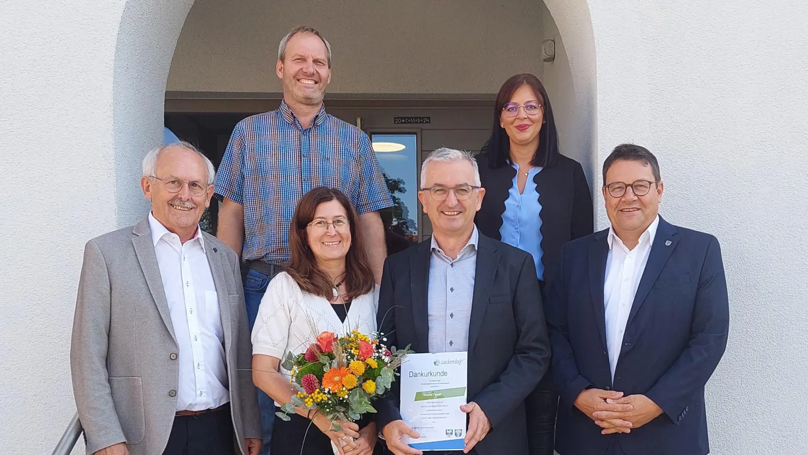 Steinbergs Bürgermeister Harald Bemmerl, Personalrat Armin Kellermann, Ehefrau Sabine und Daniel Fendl, Nadia Badi aus der Personalverwaltung und Wackersdorfs Bürgermeister Thomas Falter (von links).  (Bild: Michael Weiß)