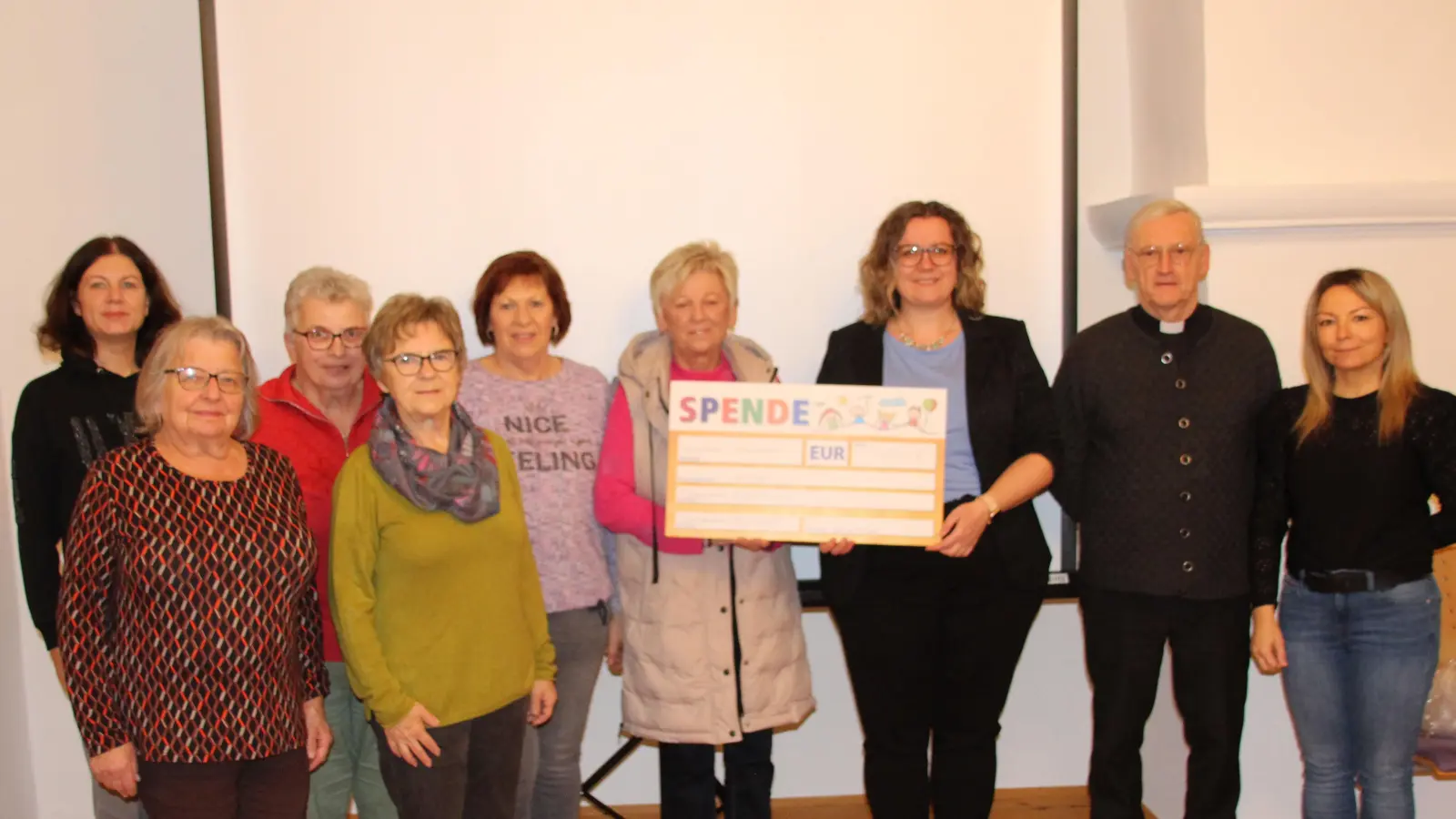 Die Vorstandschaft des Frauenbundes überreichte die Spenden an Vertreter des Fördervereins und Pfarrer Norbert Große (2.v.r.). (Bild: Johann Bauer)