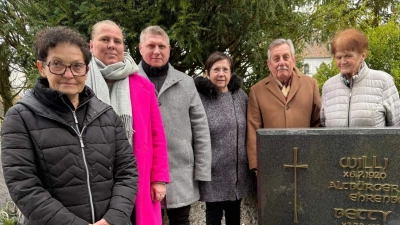 Die Ehrenvorsitzende der CSU-Frauen-Union und Ehrenbürgerin der Stadt Hirschau Betty Bösl wäre am 27. Februar 100 Jahre alt geworden. Aus diesem Anlass stellte die Frauen-Union zum Gedenken an an ihrem Grab eine Blumenschale ab. Von links: FU-Schatzmeisterin Gisela König, FU-Vorsitzende Stadträtin Michaela Meier, CSU-Bürgermeisterkandidat Martin Merkl, 2. Bürgermeisterin Bärbel Birner, CSU-Ehrenortsvorsitzender Werner Schulz und FU-Ehrenortsvorsitzende Heidi Flierl. (Bild: Reinhold Birner)