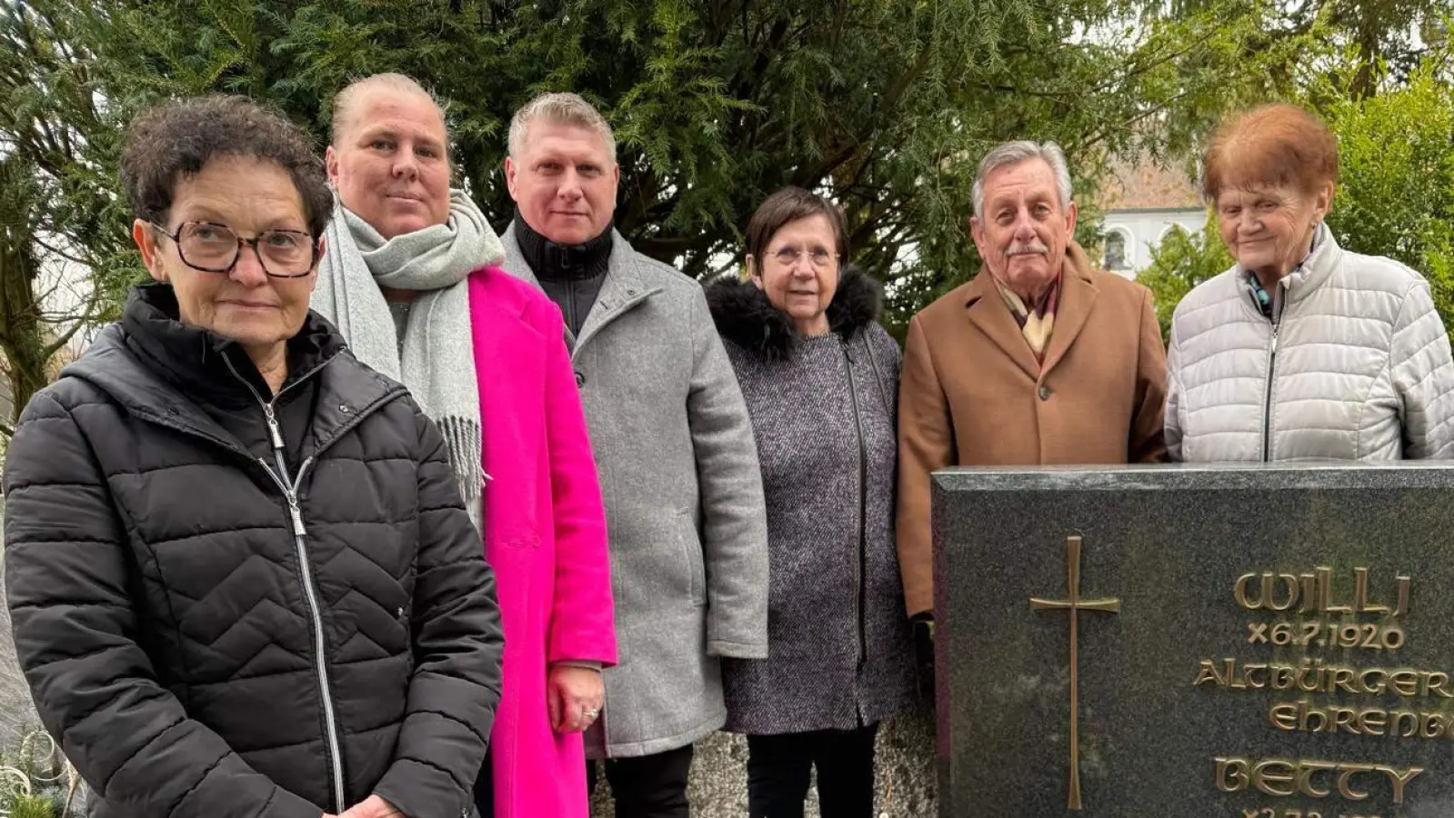 Die Ehrenvorsitzende der CSU-Frauen-Union und Ehrenbürgerin der Stadt Hirschau Betty Bösl wäre am 27. Februar 100 Jahre alt geworden. Aus diesem Anlass stellte die Frauen-Union zum Gedenken an an ihrem Grab eine Blumenschale ab. Von links: FU-Schatzmeisterin Gisela König, FU-Vorsitzende Stadträtin Michaela Meier, CSU-Bürgermeisterkandidat Martin Merkl, 2. Bürgermeisterin Bärbel Birner, CSU-Ehrenortsvorsitzender Werner Schulz und FU-Ehrenortsvorsitzende Heidi Flierl. (Bild: Reinhold Birner)