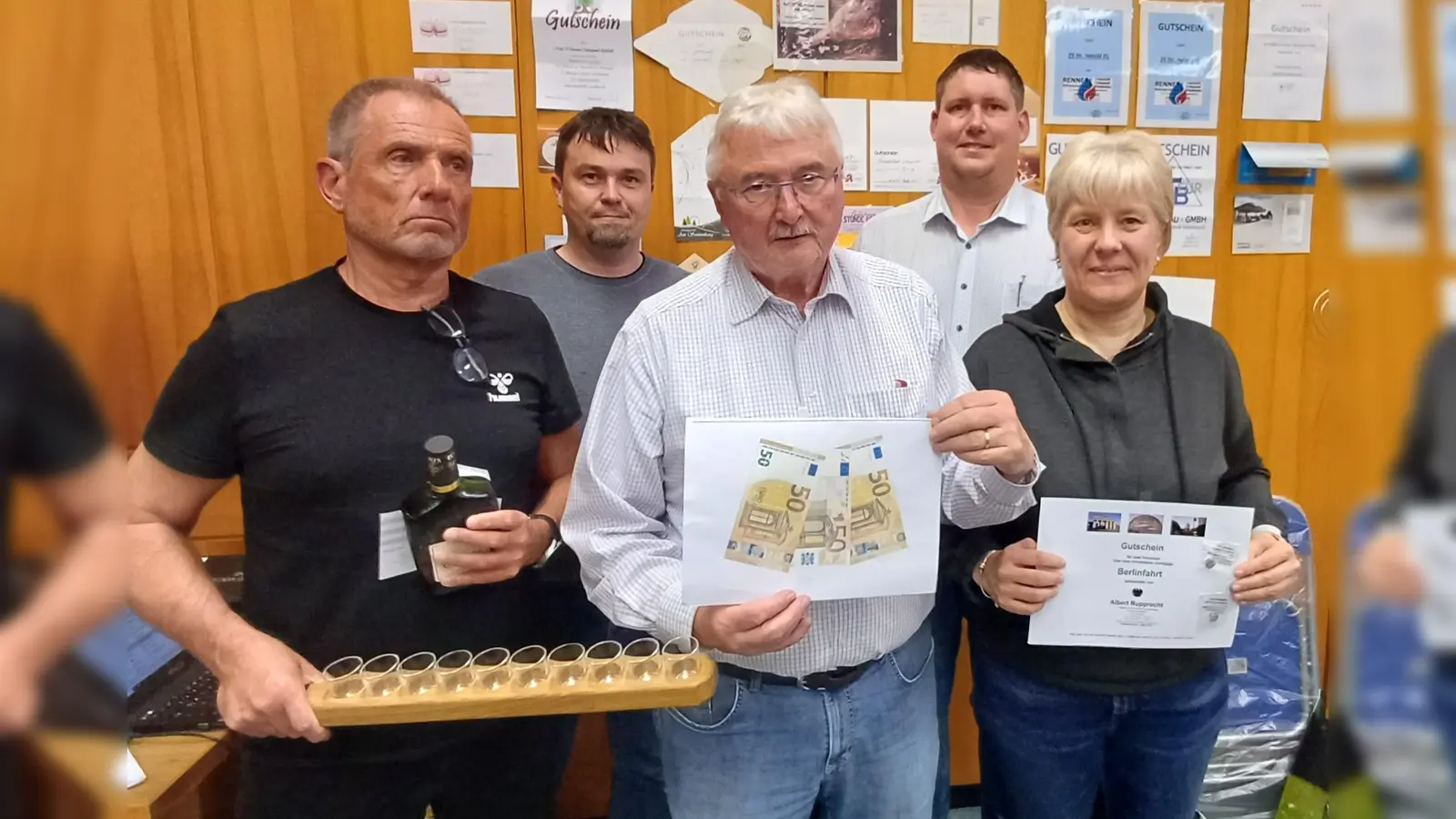 CSU-Vorsitzender Michael Hammer und Jürgen Bodensteiner (hinten von rechts) konnten an alle hundert Teilnehmer Preise vergeben. Ganz vorne dabei Alexandra Hucker und Herrmann Kern , Josef Ebnet wurde der letzte Platz mit dem Trostpreis versüßt. (vorne von rechts) (Bild: Jürgen Bodensteiner)