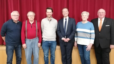 Bei der Gedenkfeier (von links) Kolpingkassier Franz Donhauser, Ehrenvorsitzender Herbert Eckl, Neuzugang Michael Alder, Präses Dekan Stadtpfarrer Thomas Helm, Seniorentreff-Leiterin Elisabeth Schaller und Kolpingvorsitzender Michael Koller  (Bild: Anna Dobmeier)