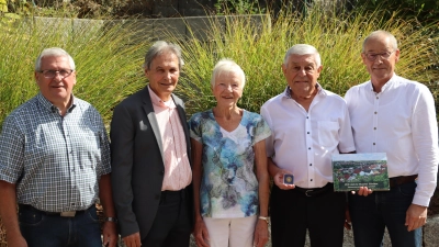 Jubilar Gotthard Färber (2.v.r.) mit seiner Ehefrau Hedwig (Mitte), CSU-Geschäftsführer Hans Szegda (v.l.), Zweiter Bürgermeister Josef Weinfurtner und Erster Bürgermeister Erwin Geitner (Bild: Michael Rabenhofer)