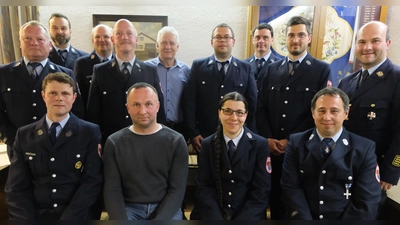 Die Freiwillige Feuerwehr Bergnetsreuth hat durch die Annahme einer neuen Vereinssatzung auch eine neue Vorstandschaft. Sitzend von links: Kassier Josef Lindner, 1. Vorsitzender Manfred Bock, 2. Vorsitzende Jvonne Dantes, 1.Kommandant Tobias Witt.  (Bild: Fred Lehner)
