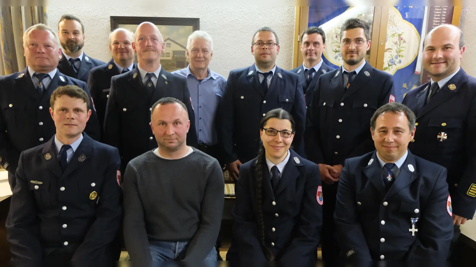 Die Freiwillige Feuerwehr Bergnetsreuth hat durch die Annahme einer neuen Vereinssatzung auch eine neue Vorstandschaft. Sitzend von links: Kassier Josef Lindner, 1. Vorsitzender Manfred Bock, 2. Vorsitzende Jvonne Dantes, 1.Kommandant Tobias Witt.  (Bild: Fred Lehner)