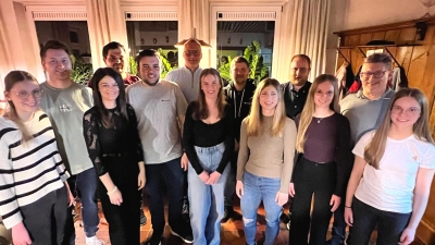 Das Vorstandsteam der Blaskapelle Teunz mit den beiden neuen Vorsitzenden Leni Juraske (Siebte von links) und Lucas Gillitzer (Fünfter von links). (Bild: Erich Juraske)