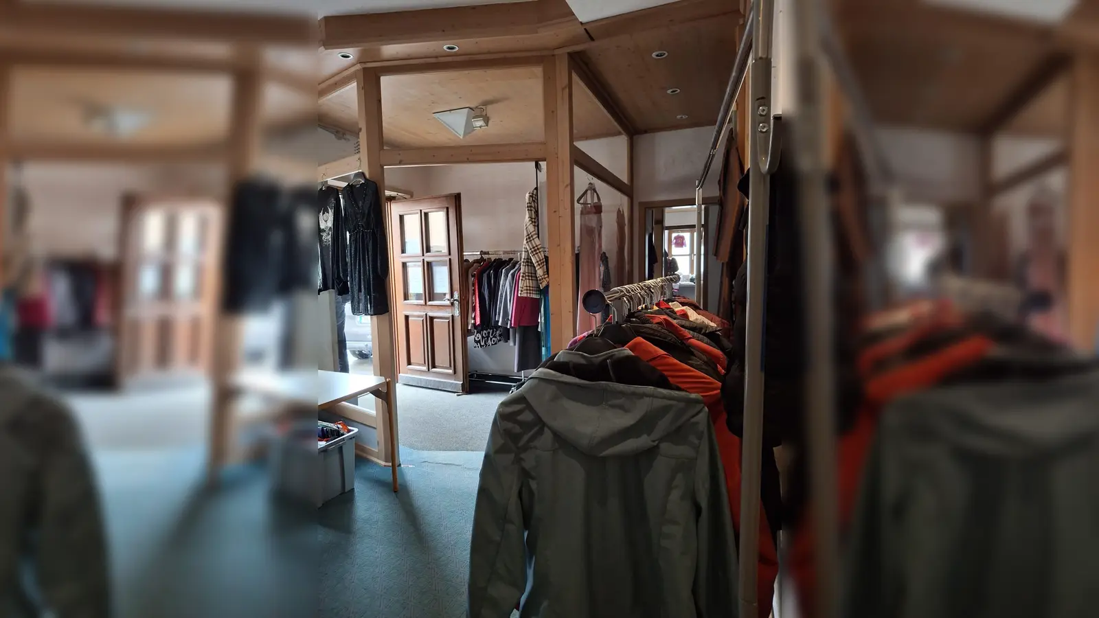 Die Annahmekapazität im Second-Hand-Laden ist begrenzt. Nur so kann den Kunden ein breitgefächertes und gutsortiertes Sortiment geboten werden. Einladend steht die Türe für Kunden jedes Alters offen. (Bild: Martina Weiß)