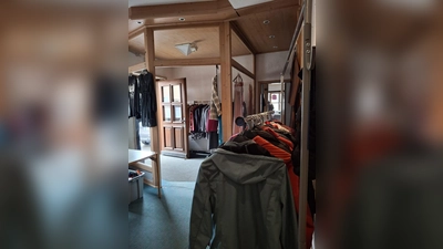 Die Annahmekapazität im Second-Hand-Laden ist begrenzt. Nur so kann den Kunden ein breitgefächertes und gutsortiertes Sortiment geboten werden. Einladend steht die Türe für Kunden jedes Alters offen. (Bild: Martina Weiß)