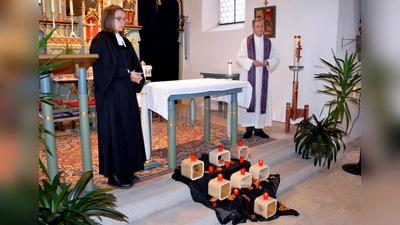 links die Pfarrerin Carmen Riebl, rechts Pater Thomas Mühlberger<br> (Bild: Siegfried Zeug)