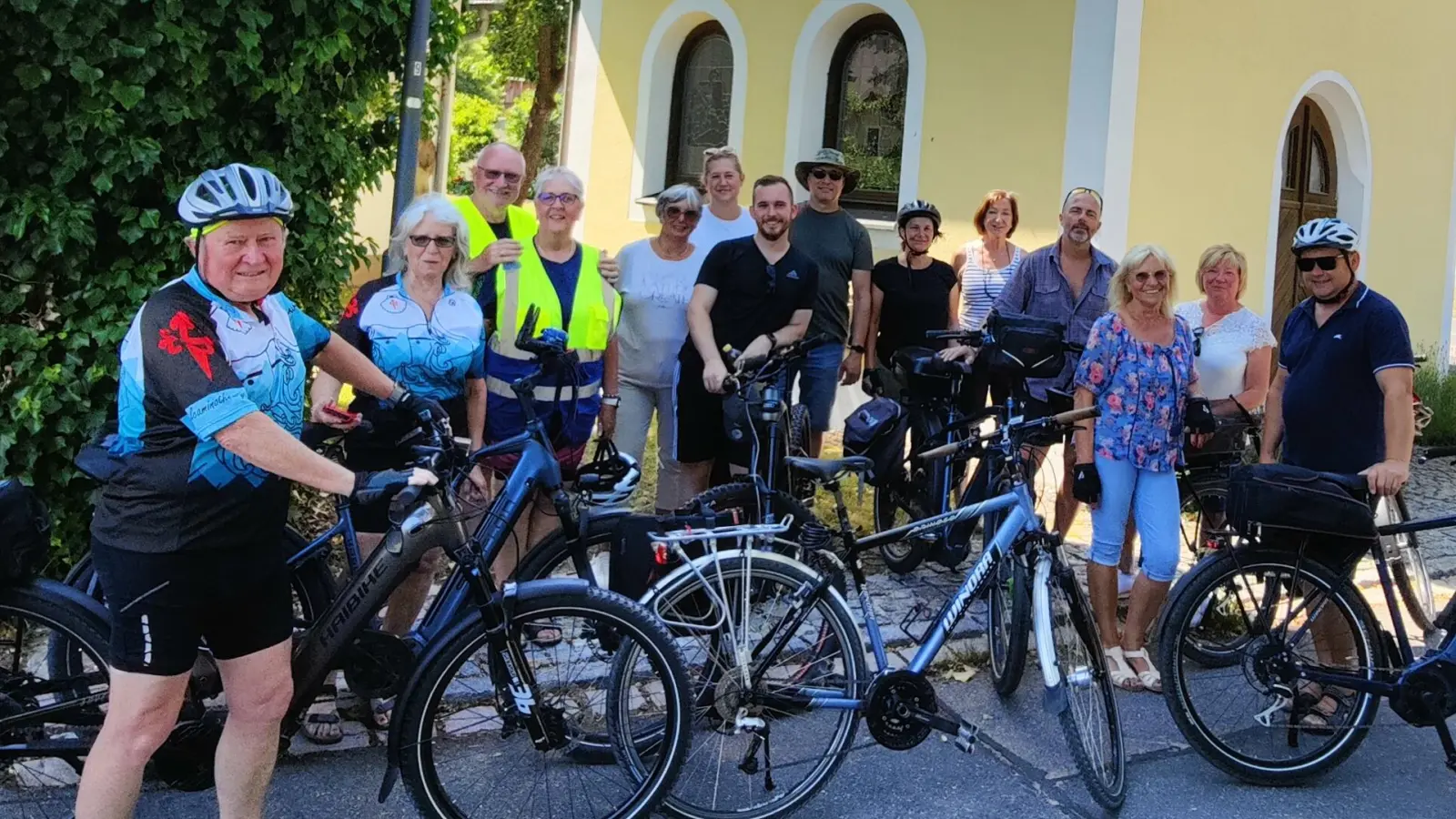 Trinkpause an der Kapelle in Urspring nach der ersten Etappe (Bild: Heinz Meinl)