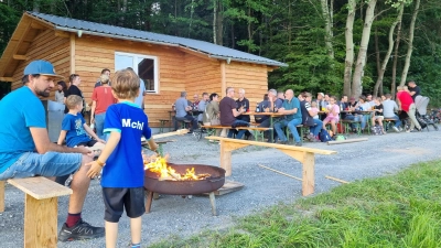Die Kolpingsfamilie Kemnath hatte zum Grillabend an der Hütte eingeladen. (Bild: Katrin Pasieka-Zapf )