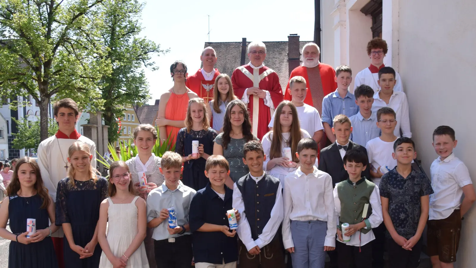 Domkapitular Josef Kreiml spendete 22 jungen Christen in Hohenburg das Sakrament der Heiligen Firmung. Hinten von links Pfarrer Hans Zeitlger, Domkapitular Josef Kreiml aus Regensburg und Pater Alfred Lindner SDB aus Ensdorf. (Bild: Paul Böhm)