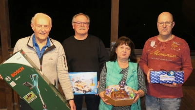 V.l.: 1. Sieger Horst Reitzner, 2. Sieger Jürgen Staudte, Trostpreis Gertrud Sperber, 3. Sieger und Organisator Bernd Pöllinger. (Bild: Dieter Eberl)