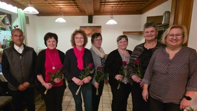 5 neue Mitglieder der insgesamt 9 Neuaufnahmen zusammen mit Vorsitzender Cornelia Schreffl (ganz links) und Pater James (ganz rechts). (Bild:  Sabine Piller)