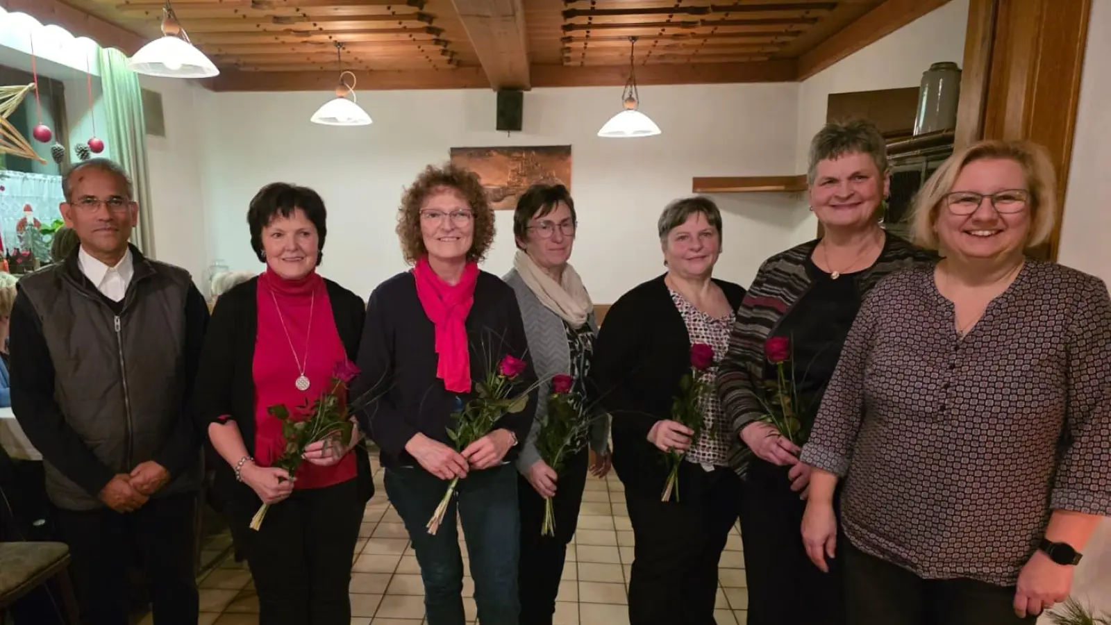 5 neue Mitglieder der insgesamt 9 Neuaufnahmen zusammen mit Vorsitzender Cornelia Schreffl (ganz links) und Pater James (ganz rechts). (Bild:  Sabine Piller)