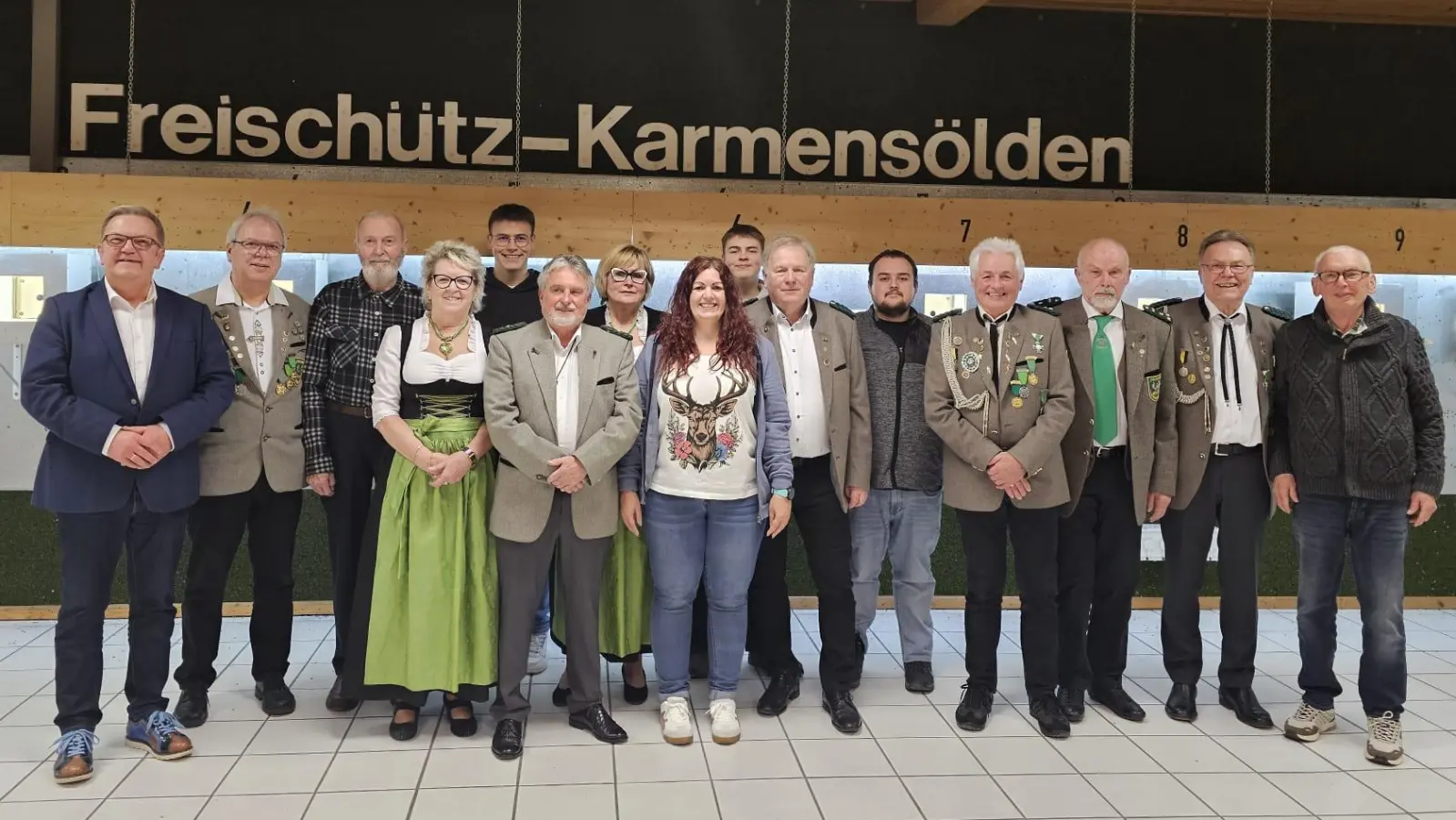 von links: Bürgermeister Martin Preuß, Kassier Rudolf Möschl, Dr. Klaus Hahn, Gisela Meier, Andreas Bechthold, 2. Schützenmeister Helmut Engel, Renate Drechsler, Sabrina Trösch, Niklas Bechthold, Schriftführer Stefan Neubauer, Eduard Huck, Schießleiter Hans Meier, Oberschützenmeister Stephan Brem, Hermann Mertel, Gauschützenmeister Heinrich Fraunholz.  (Bild: Simon Trösch)