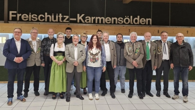 von links: Bürgermeister Martin Preuß, Kassier Rudolf Möschl, Dr. Klaus Hahn, Gisela Meier, Andreas Bechthold, 2. Schützenmeister Helmut Engel, Renate Drechsler, Sabrina Trösch, Niklas Bechthold, Schriftführer Stefan Neubauer, Eduard Huck, Schießleiter Hans Meier, Oberschützenmeister Stephan Brem, Hermann Mertel, Gauschützenmeister Heinrich Fraunholz.  (Bild: Simon Trösch)