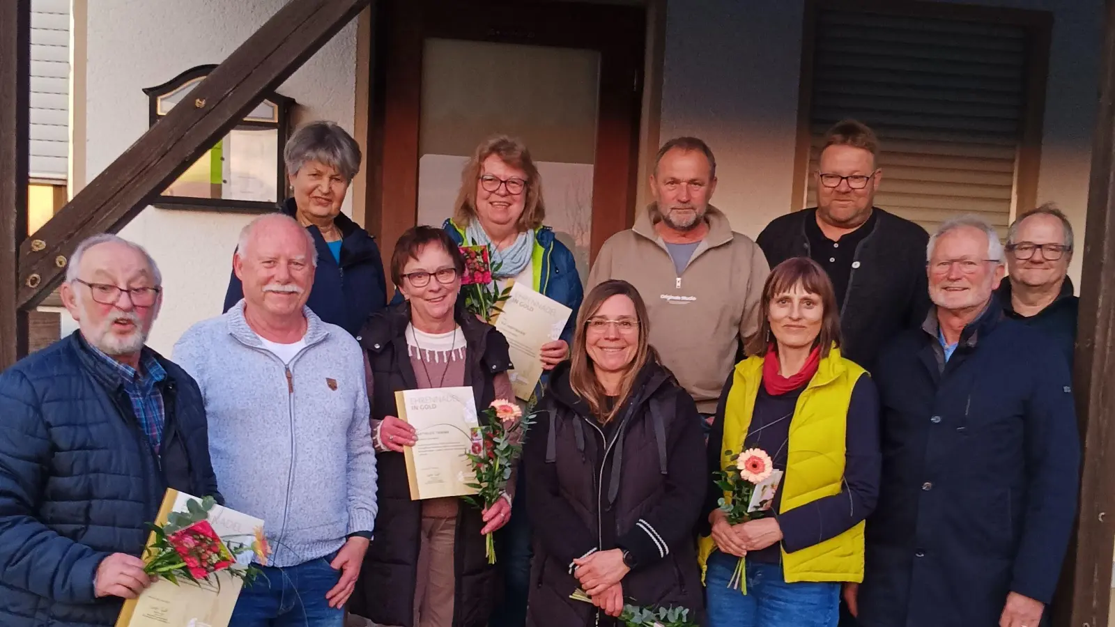Geehrte und Gratulanten mit (vorne, von links) Werner Himmelhuber, Günter Wonneberger, Mathilde Tamme, Daniela Stubenvoll, Isabella Birner, Eduard Eckl; (hinten, von links) Dritte Bürgermeisterin Hildegard Geismann, Evi Hartmann, Thomas Stubenvoll, Hermann Birner und Volker Fiebig. (Bild: Bernadette Frischholz)