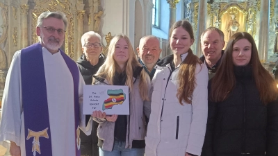 Die St. Felix Schule übergibt in der St. Felix Kirche Spenden für Uganda. Zu sehen sind von links Pater Stanislaus, Gerhard Köppl, Nela Pingel, Hans Hanauer, Lilly Kick, Rainer Hetz und Cassandra Träger. (Bild: Michaela Scheck)