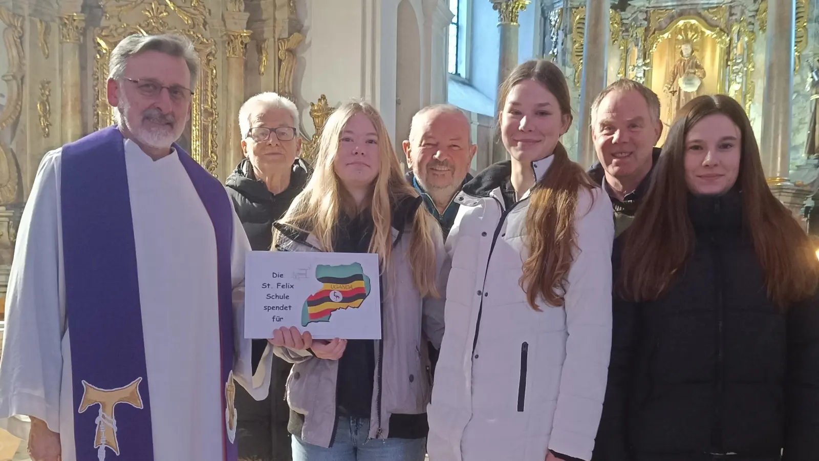 Die St. Felix Schule übergibt in der St. Felix Kirche Spenden für Uganda. Zu sehen sind von links Pater Stanislaus, Gerhard Köppl, Nela Pingel, Hans Hanauer, Lilly Kick, Rainer Hetz und Cassandra Träger. (Bild: Michaela Scheck)