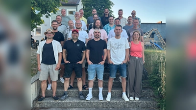 Im Bild ehemalige Spieler und der Staff der Aufstiegsmannschaft sowie Funktionäre und Planer des Aufstiegsjubiläums. (Bild: Maria Grillmeier)