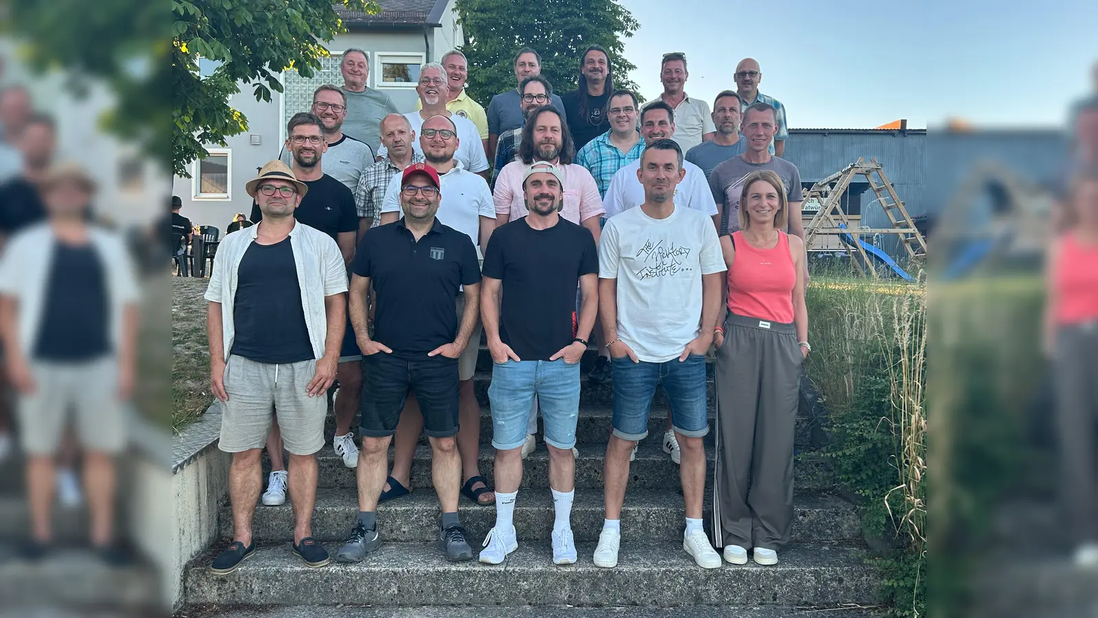 Im Bild ehemalige Spieler und der Staff der Aufstiegsmannschaft sowie Funktionäre und Planer des Aufstiegsjubiläums. (Bild: Maria Grillmeier)