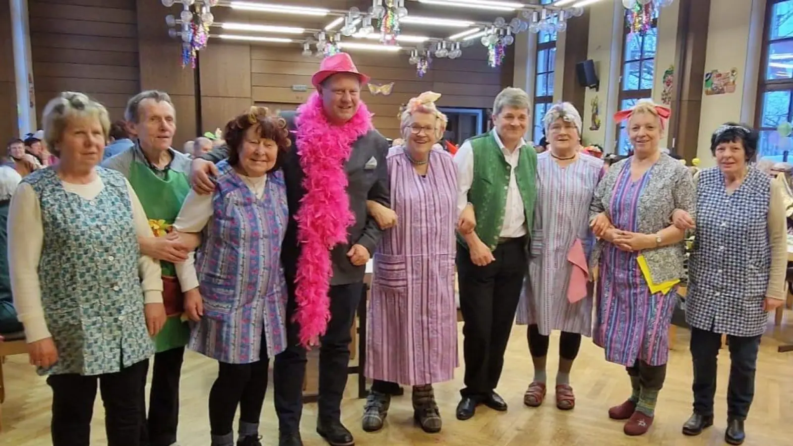 FBD-Vorstand mit Bürgermeister (rosa Outfit) und Bäff (4.v.r.). (Bild: Angela Zeitler)