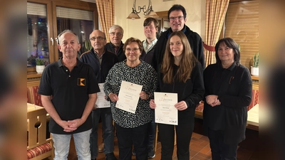 Vier der Geehrten waren persönlich anwesend. Vorne 2.v.l. Marianne Schieber (50 Jahre), 3.v.l. Miriam Höcherl (25 Jahre), hinten l. Siegfried Hammerer neben Ludwig Höcherl (beide 60 Jahre), Es gratulierten der Vorstand Hans Herrmann v. l., zweite Vorsitzende Birgit Höcherl v.r., der Gemeindereferent Christian Glaser h. Mitte und der Stadtpfarrer und Präses Wolfgang Dietz; (Bild: Daniel Herrmann)