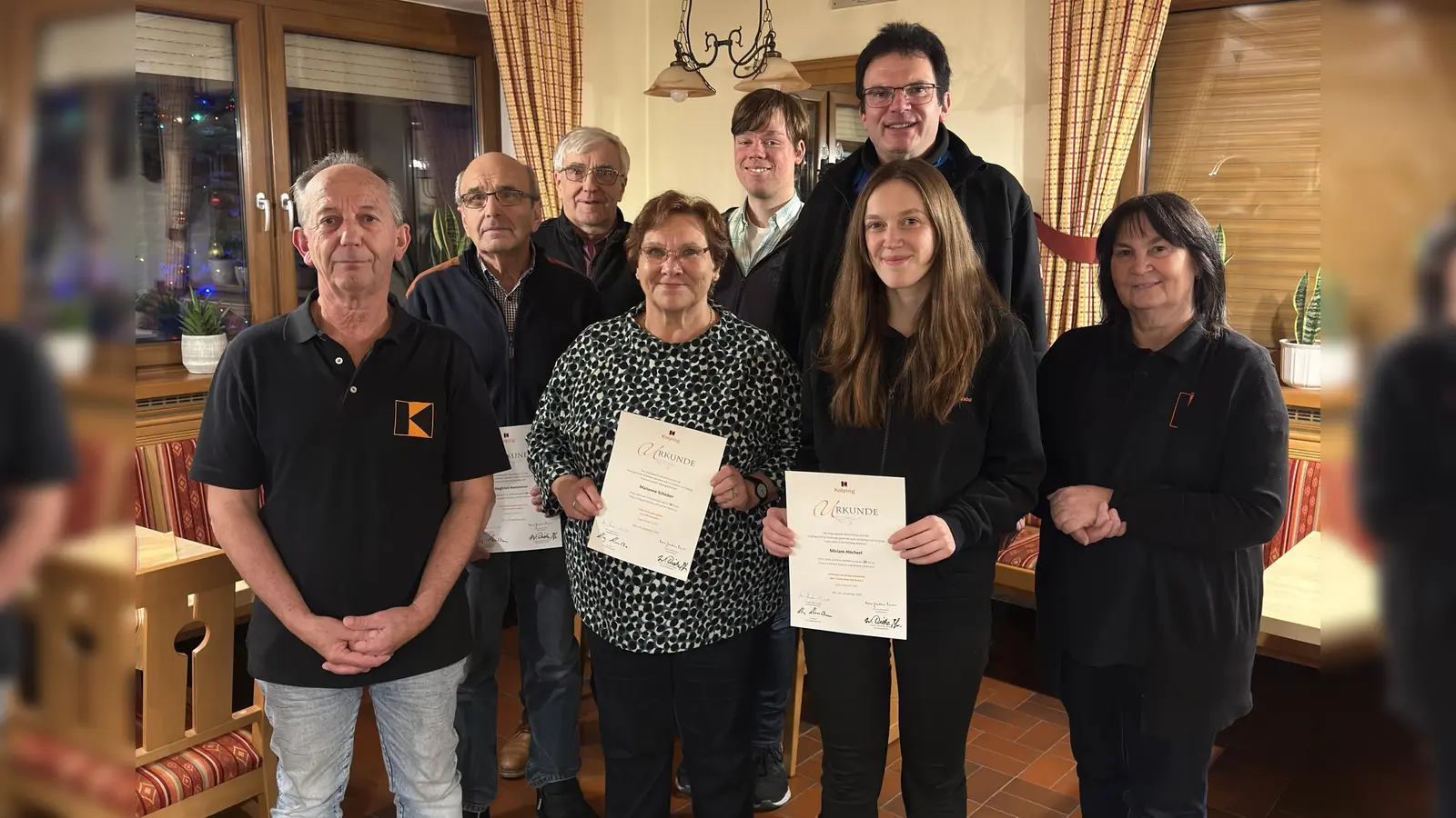 Vier der Geehrten waren persönlich anwesend. Vorne 2.v.l. Marianne Schieber (50 Jahre), 3.v.l. Miriam Höcherl (25 Jahre), hinten l. Siegfried Hammerer neben Ludwig Höcherl (beide 60 Jahre), Es gratulierten der Vorstand Hans Herrmann v. l., zweite Vorsitzende Birgit Höcherl v.r., der Gemeindereferent Christian Glaser h. Mitte und der Stadtpfarrer und Präses Wolfgang Dietz; (Bild: Daniel Herrmann)