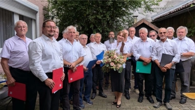 Fr. Hulyk (Bildmitte mit Blumenstrauß) im Kreise Ihrer Sänger. (Bild: Herbert Kraus)