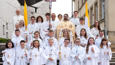 Gruppenfoto mit den Erstkommunionkindern, Pater Johannes, Alfred Kick und den Minis . (Bild: Isabelle Naber )