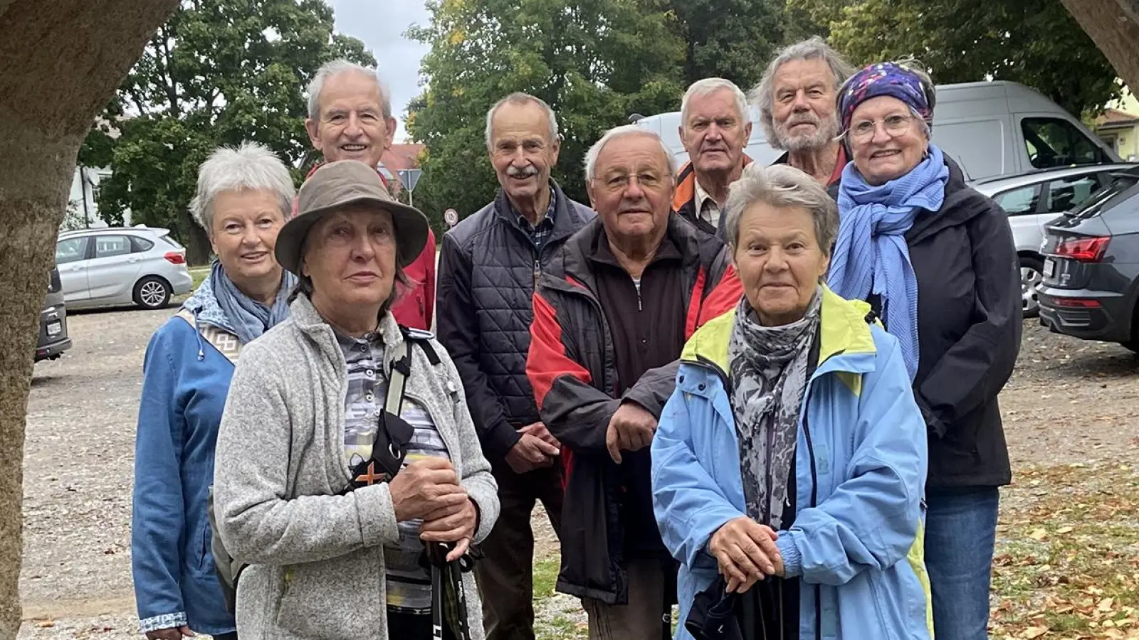 Feierabendspaziergänger des OWV Nabburg am Anfangs- und Endpunkt Bauernmuseum Perschen. (Bild: Hans Rachwalik)