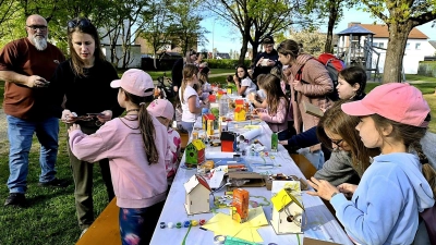 Die Kinder bauten mit großer Begeisterung Vogelhäuschen und gestalteten farbenfrohe Sonnenfänger. Bei herrlichem Frühlingswetter herrschte auf dem Spielplatz bis in die Abendstunden eine fröhliche und ausgelassene Stimmung. (Bild: Hans-Jürgen Meier)