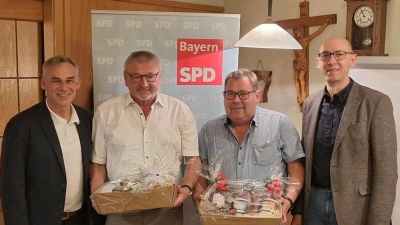 Fraktionsvorsitzender Dr. Edmund Goß und SPD Ortsvereinsvorsitzender Peter Danninger ehrten die ausgeschiedenen Stadträte Günther Cermak und Günter Sertl. (Bild: Peter Danninger)