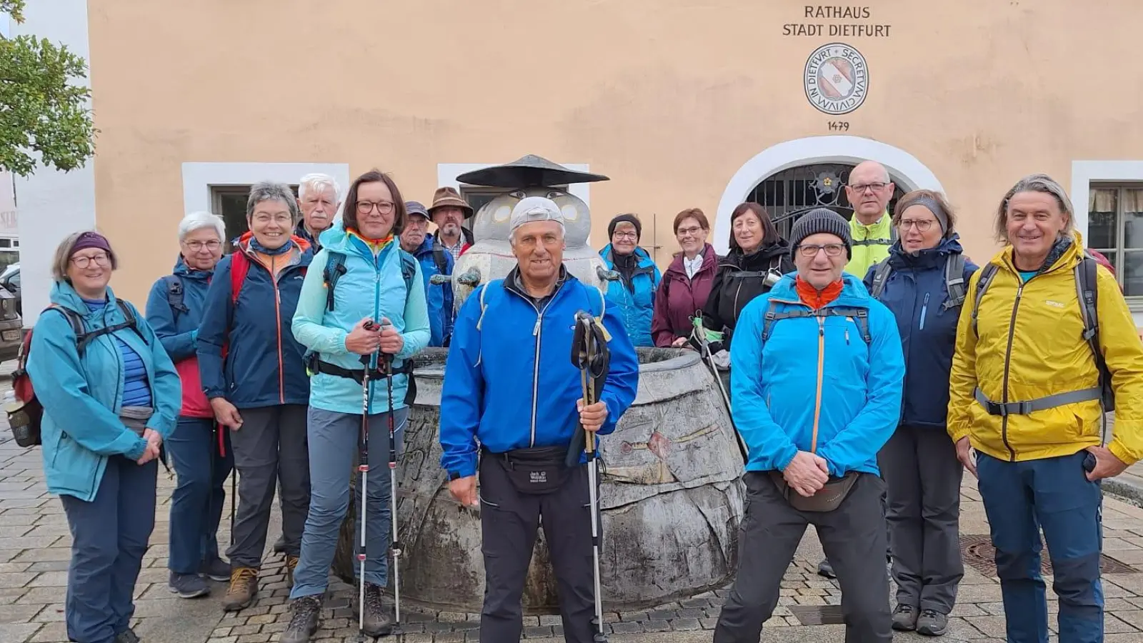 Der FGV Neusorg mit 15 Wanderern am Jurasteig. (Bild: Roswitha Schraml)