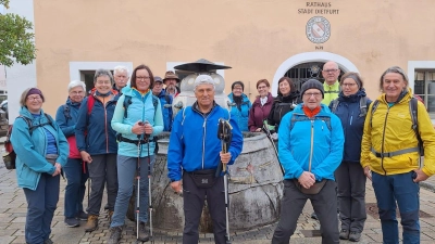 Der FGV Neusorg mit 15 Wanderern am Jurasteig. (Bild: Roswitha Schraml)