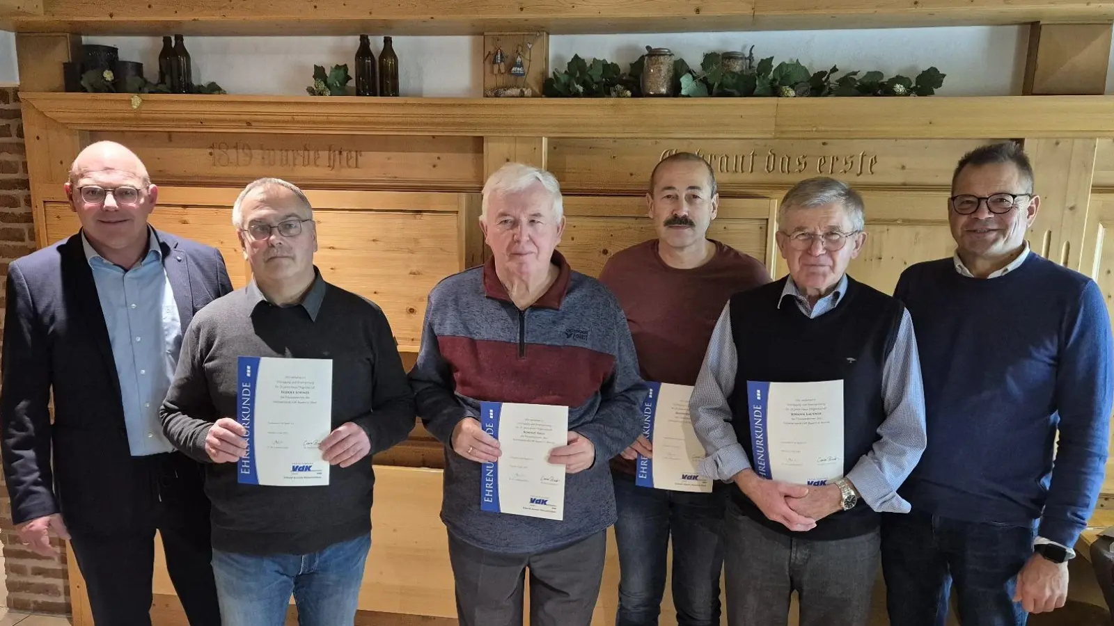 Bürgermeister Johannes Schmid (li.) und VdK-Vorsitzender Harald Schlöger (re.) nahmen die Ehrungen vor. Leider mussten einige zu Ehrende absagen. Das Foto zeigt von links Johannes Schmid, Rolf Lohner, Ronald Zaus, Reinhold Kraus, Hans Lautner und Vorsitzender Harald Schlöger. (Bild: Michael Wiesnet)