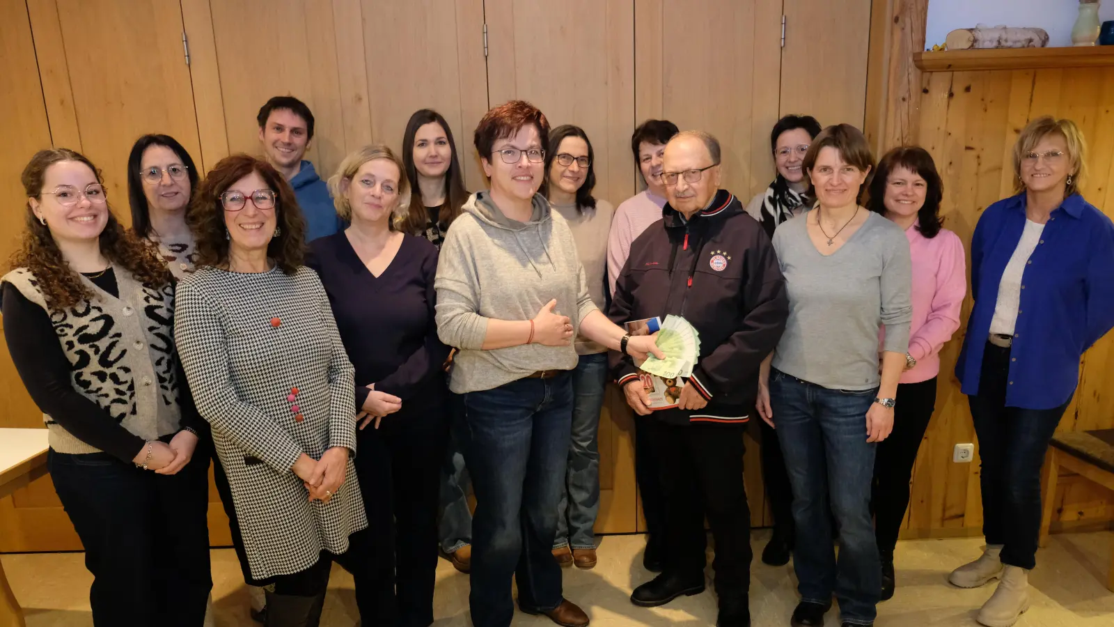 Stellvertretend für die Chormitglieder überreichten Chorleiterin Birgit Kneidl (3.v.re.) und Chorsprecherin Irene Walter an Andreas Steinl die 1.200-Euro--Spende in bar.  (Bild: Robert Dotzauer)