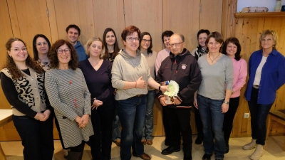 Stellvertretend für die Chormitglieder überreichten Chorleiterin Birgit Kneidl (3.v.re.) und Chorsprecherin Irene Walter an Andreas Steinl die 1.200-Euro--Spende in bar.  (Bild: Robert Dotzauer)