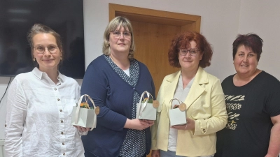von rechts: Monika Grötsch bedankte sich bei Barbara Schmid (SAPV Waldnaab), Gabi Schicker und Susanne Lehner (beide Hospizdienst Caritas Tirschenreuth) (Bild: Monika Grötsch)