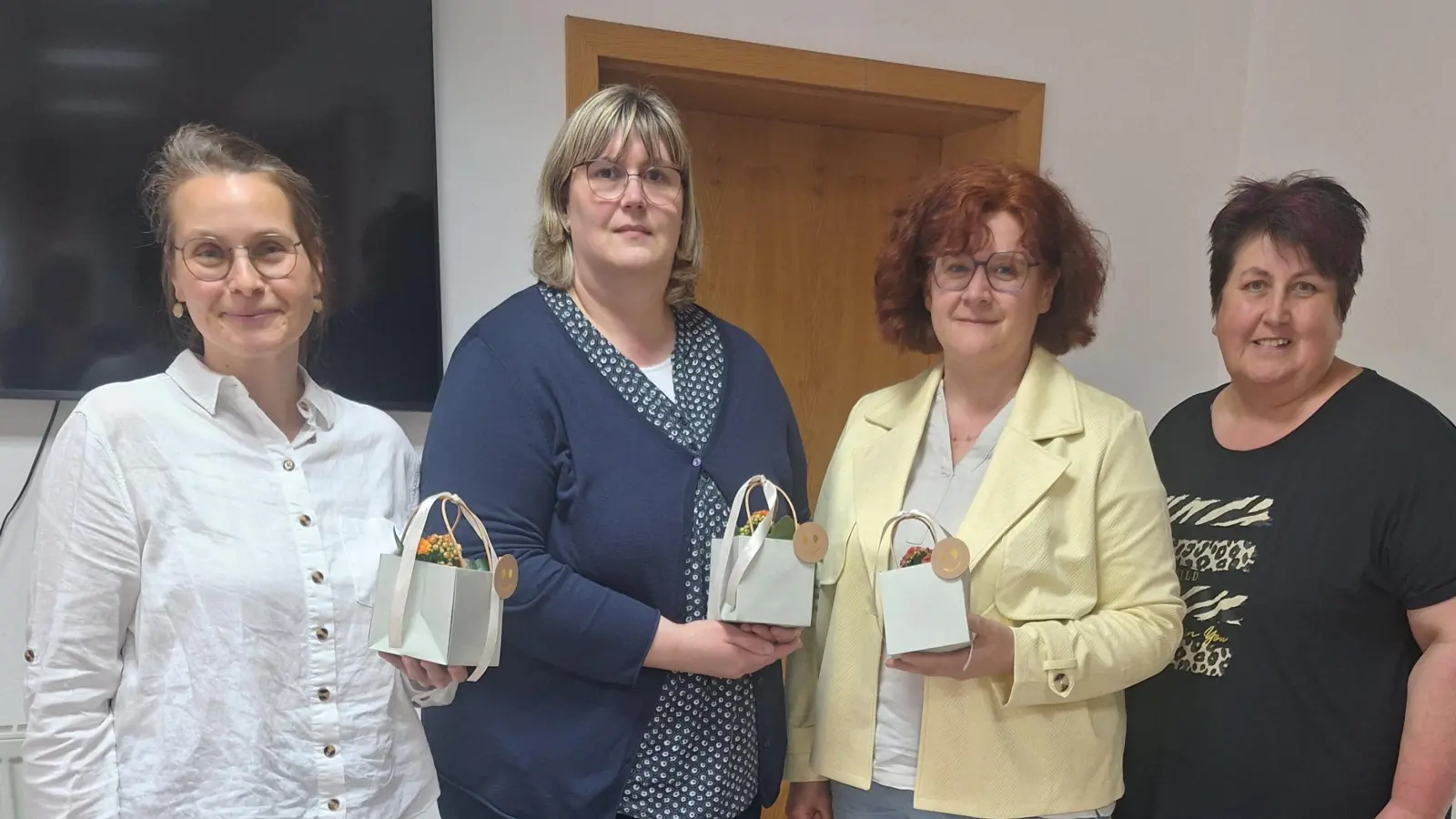 von rechts: Monika Grötsch bedankte sich bei Barbara Schmid (SAPV Waldnaab), Gabi Schicker und Susanne Lehner (beide Hospizdienst Caritas Tirschenreuth) (Bild: Monika Grötsch)