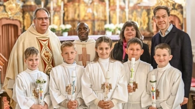 Fünf Kinder empfangen Sakrament. (Bild: Dominika Soltysova)