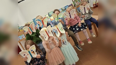 Stolz präsentieren die Kinder ihre bunten Schmetterlinge. (Bild: Andrea Burger)