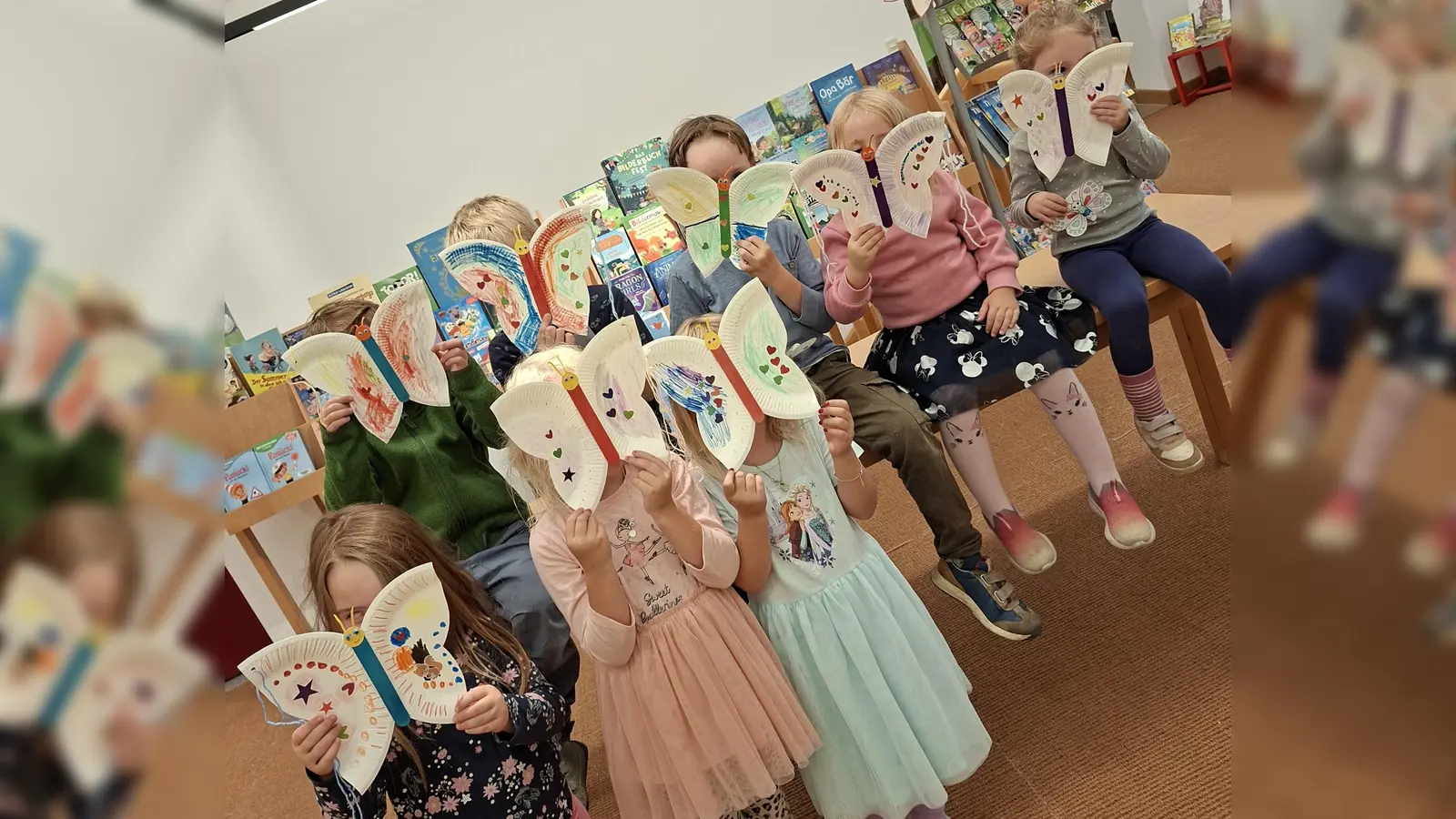 Stolz präsentieren die Kinder ihre bunten Schmetterlinge. (Bild: Andrea Burger)