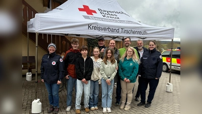 Das Team rund um Wirtin Juliane legte sich auch dieses Jahr wieder voll ins Zeug und konnte dem JRK Bad Neualbenreuth eine stattliche Spende überreichen  (Bild: Tobias Plonner)