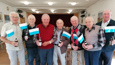 Die Väter-Senioren halten hoch die Bayernfahne u.a. (von links) Albert Birkl, Karl Strobl, Xaver Schafberger, Josef Späth, Georg Kiener, Walter Helm und Kolpingvorsitzender Michael Koller. (Bild: Elisabeth Schaller)