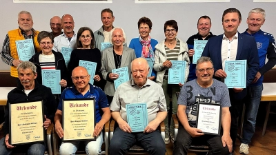 Zum Erinnerungsbild stellten sich bei der SpVgg Schirmitz die Geehrten von links nach rechts auf dem Bild: Kassier Stefan Bock, neues Ehrenmitglied Ferdinand Grieger, neues Ehrenmitglied Thomas Lindner, 1. Vorsitzender Sigi Pautsch. Hinten weitere Geehrte.  (Bild: Reinhard Herrmann)
