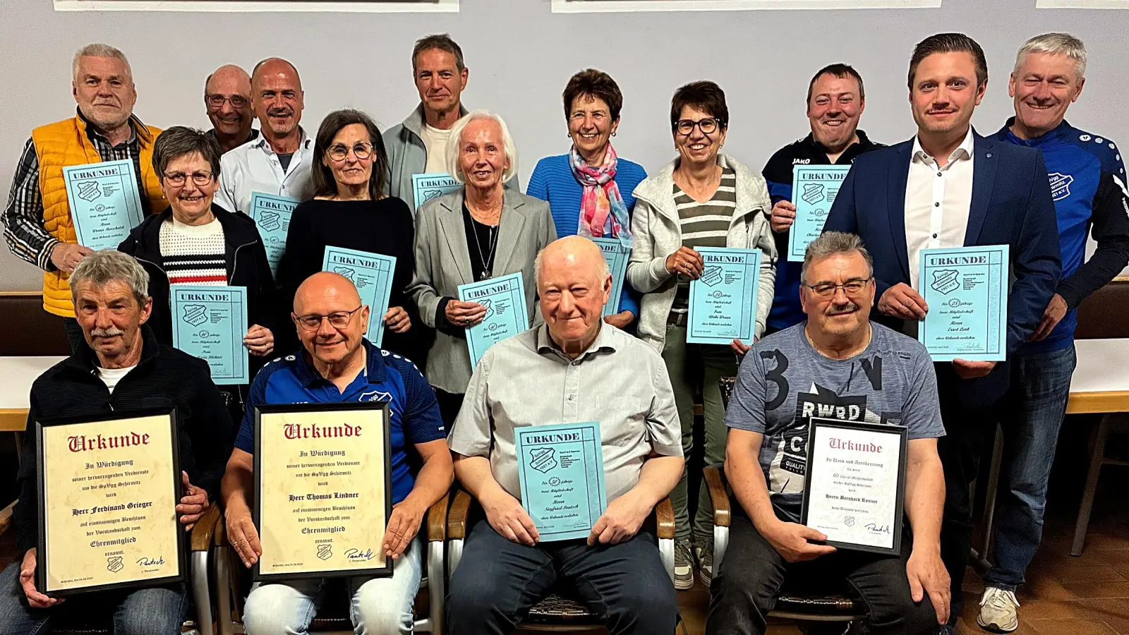 Zum Erinnerungsbild stellten sich bei der SpVgg Schirmitz die Geehrten von links nach rechts auf dem Bild: Kassier Stefan Bock, neues Ehrenmitglied Ferdinand Grieger, neues Ehrenmitglied Thomas Lindner, 1. Vorsitzender Sigi Pautsch. Hinten weitere Geehrte.  (Bild: Reinhard Herrmann)