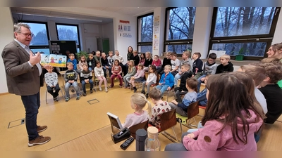 Bürgermeister Martin Prey liest den Vorschulkindern und den Schülerinnen und Schülern der Klassen 1/2a und 1/2b vor.  (Bild: Ortrud Sperl)