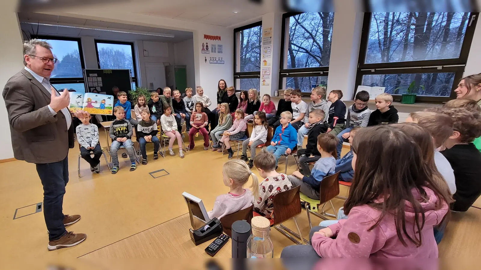 Bürgermeister Martin Prey liest den Vorschulkindern und den Schülerinnen und Schülern der Klassen 1/2a und 1/2b vor.  (Bild: Ortrud Sperl)